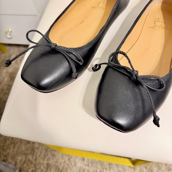 Christian Louboutin Elegant Black Flats with Bow - Picture 2 of 12